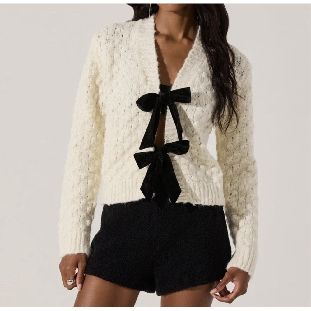 ASTR The Label Contrasting Velvet Black Bow Tie Textured Cardigan XS Cream Chunk